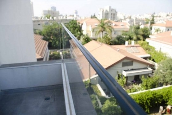 מעקה מזכוכית רבודה בעובי 10 מ"מ שתול עבור הגג - ד"ר זכוכית