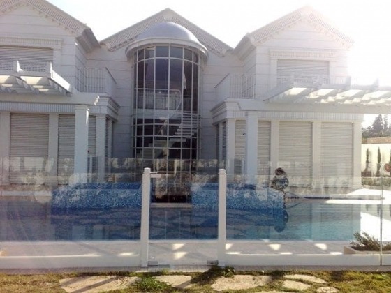 מעקה זכוכית שתול לבריכה - ד"ר זכוכית