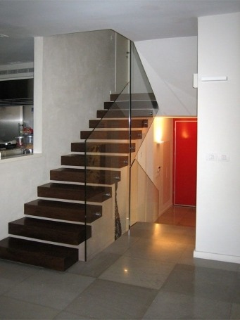 מעקות זכוכית