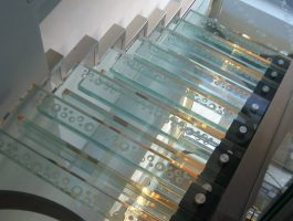 מדרגות זכוכית לבית - ד"ר זכוכית