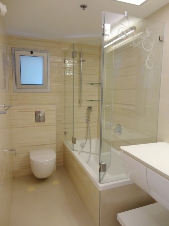 אמבטיון לסגירה מלאה של המעצבת ריקי קרקואר - ד"ר זכוכית